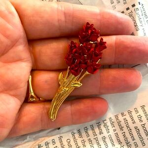 1997 Vintage Danbury Red Rose Bouquet Brooch